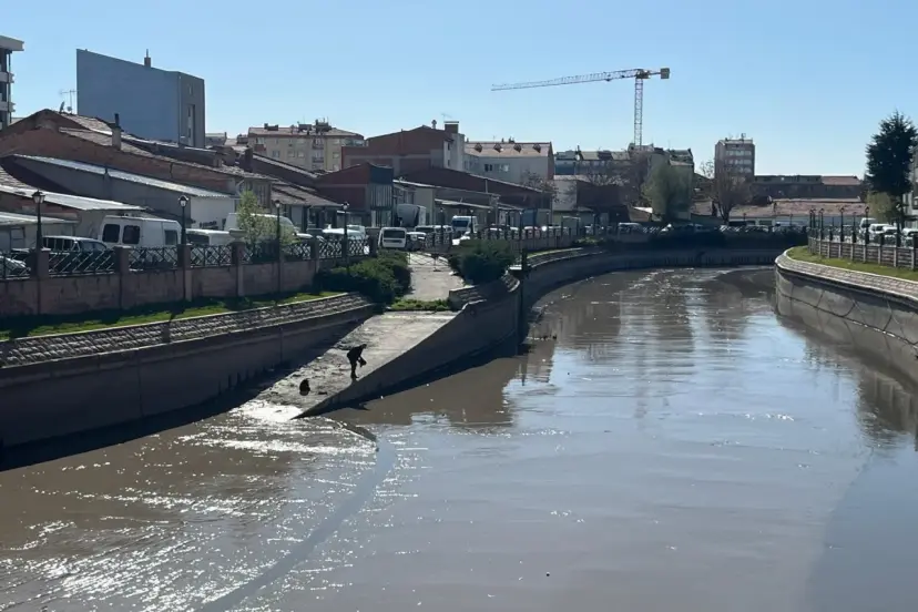 Eskişehir’de Porsuk Çayı’na Cam Şişe Atarak Balık Tutmaya Çalıştı!