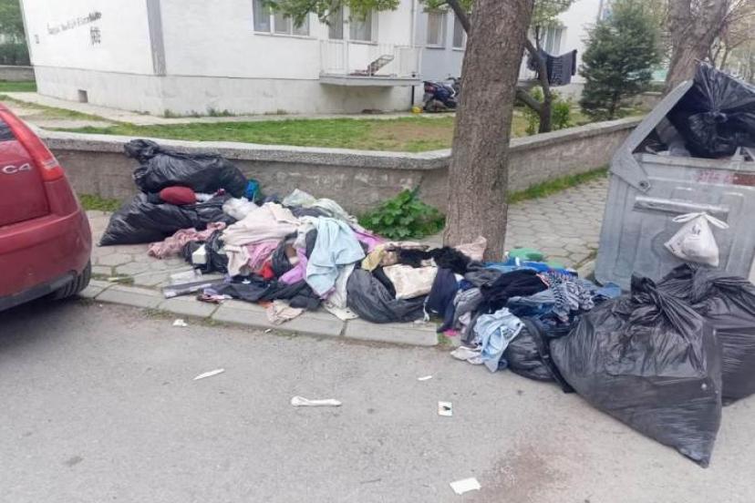 Eskişehir’de Utanç Verici Görüntü: Kıyafetler Kaldırıma Çöp Gibi Bırakıldı!