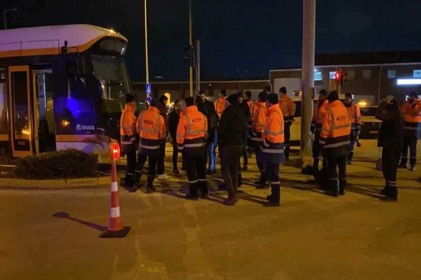 Eskişehir’de Tramvay Kazası Faciaya Dönüşüyordu! Kamyon Tramvaya Çarptı, Seferler Aksadı!
