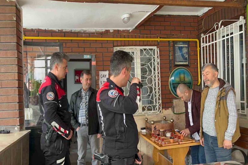 Camiden Gelen Kavga İhbarı Polisleri Şoke Etti!