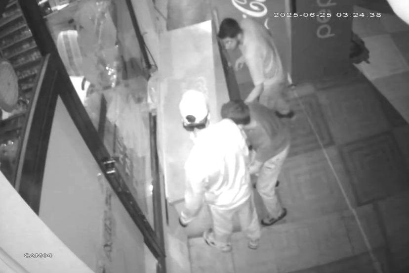 Acemi Hırsızlar Kamerada: Dakikalarca Uğraştılar Ama Eli Boş Döndüler!