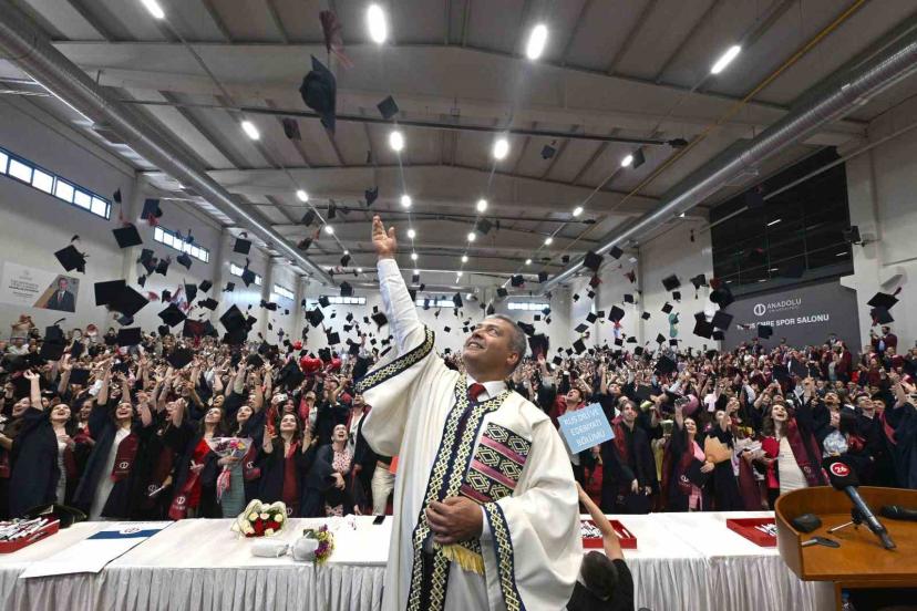 Anadolu Üniversitesi'nde Kep Atma Coşkusu: 7 Fakülte Birden Mezuniyet Sevinci Yaşadı!