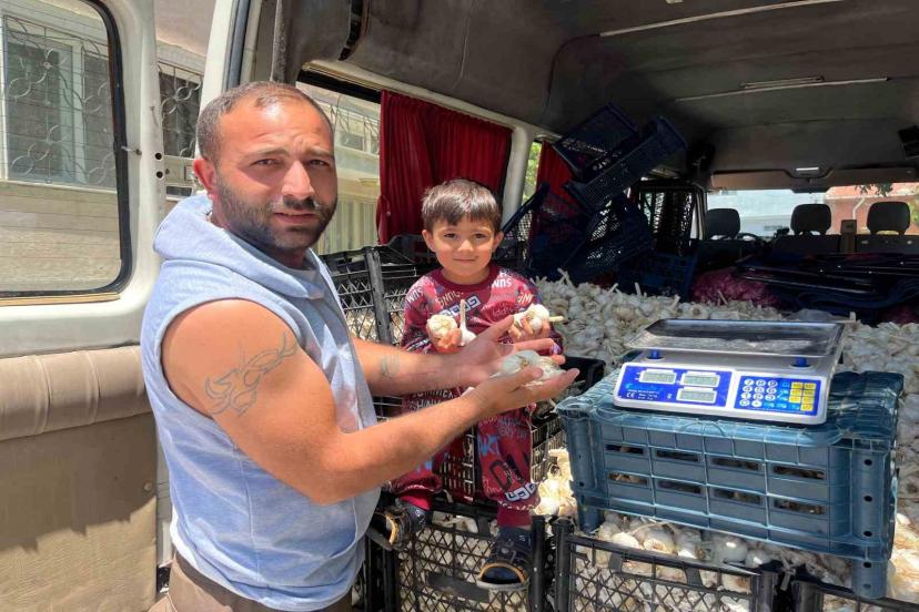 Hayatları Minibüste Geçiyor: Sarımsak Satmak İçin Maraş'tan Eskişehir'e Geldiler!