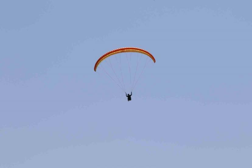 İnönü Semaları Rengarenk: Paraşütçülerden Gökyüzünde Görsel Şölen!