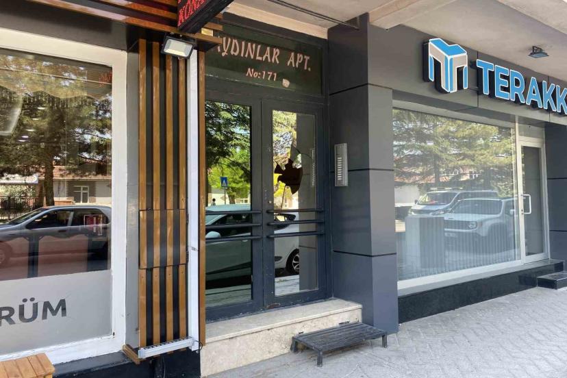 Basın Şehitleri Caddesi’nde Apartman Girişine Saldırı