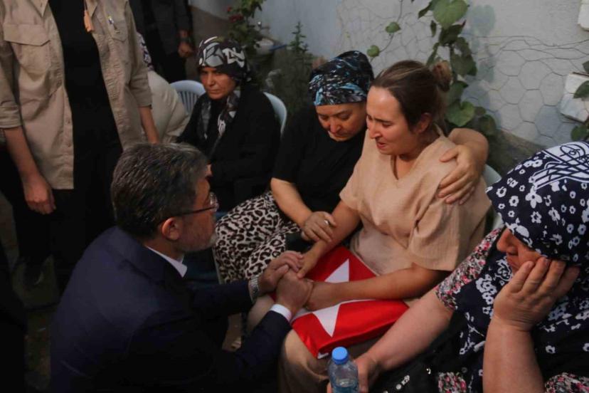 Seyitgazi’deki Yangın Şehidinin Ailesine Bakan ve Vali’den Anlam Yüklü Taziye