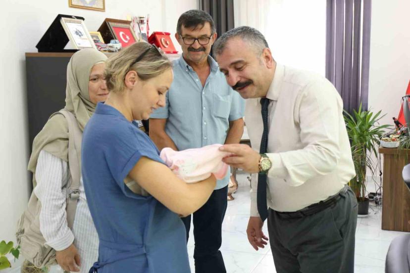 Sıcacık Bir Yuva: Bir Haftalık Bebek Koruyucu Ailesine Teslim Edildi