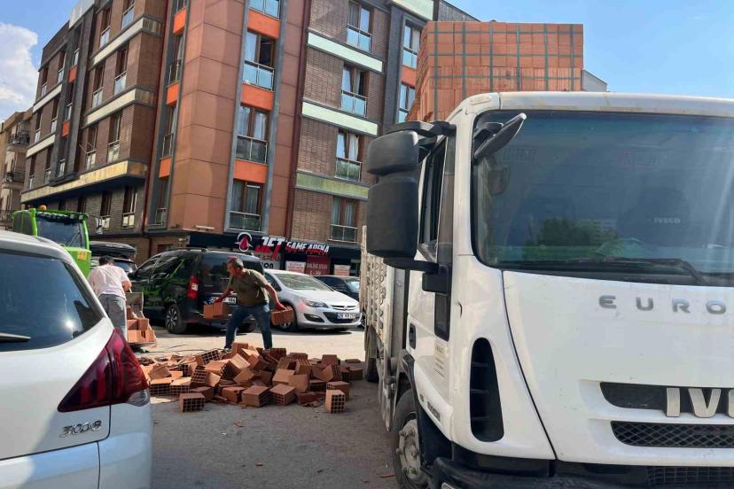 Kamyonun Kasasından Dökülen Tuğlalar Trafiği Felç Etti