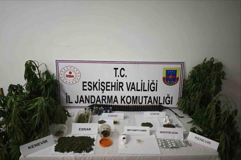 Uyuşturucu ve Silah Aynı Yerde: Eskişehir’de Film Gibi Operasyon
