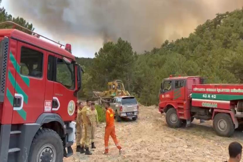 Yangının Kalbine Gittiler! Müdür ve Ekibi Son Anda Kurtarıldı