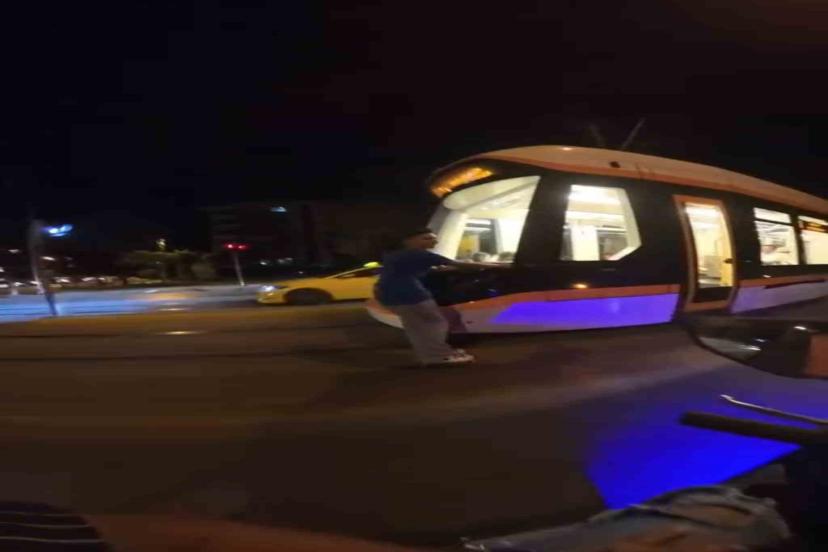 Tramvaya Tutunan Çocuk Ölümle Burun Buruna!