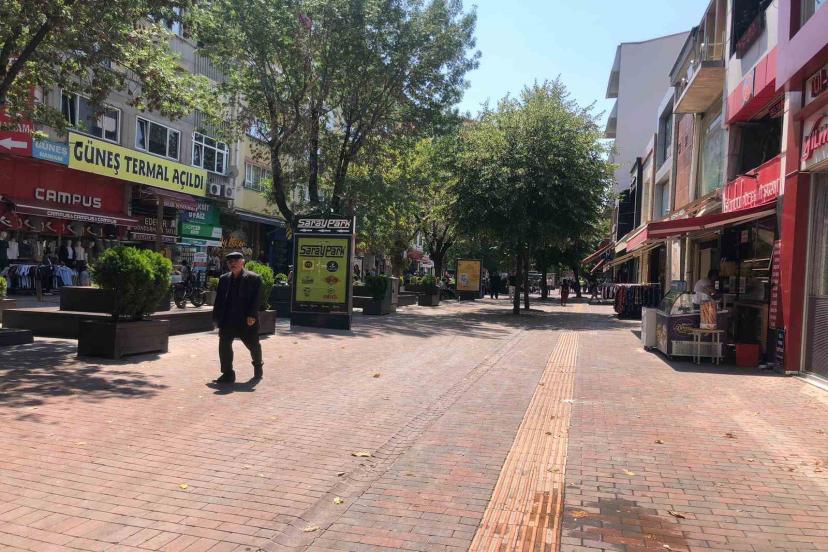 Hamamyolu Caddesi Sıcaklara Teslim: Vatandaşlar Gölgeliklere Sığındı