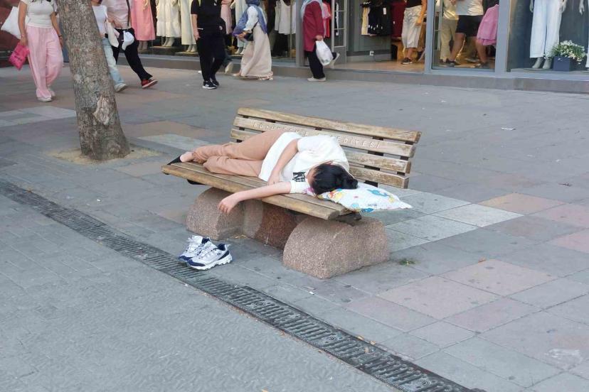 Sıcak Havalara İlginç Çözüm: Bir Bank, Gölge ve Yastık