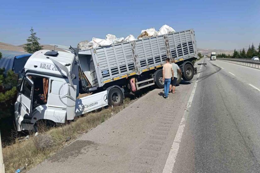 Tırın Çarptığı Kamyonet Devrildi: Sürücü Hastaneye Kaldırıldı