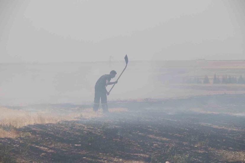 Yangına Kürekle Müdahale! Eskişehir’de Tarım Arazisi Yandı