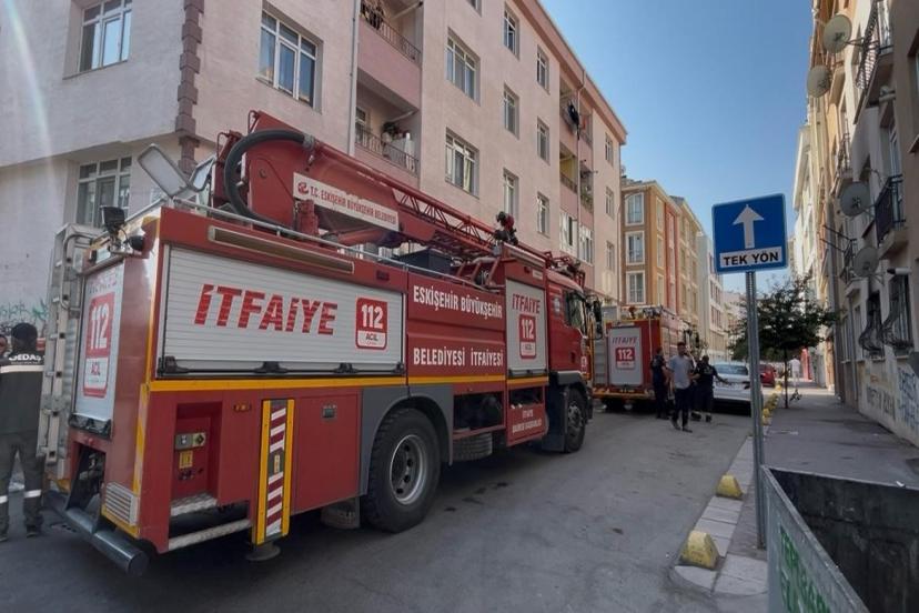 Eskişehir’de Apartman Yangını: 2 Kedi Dumandan Etkilendi