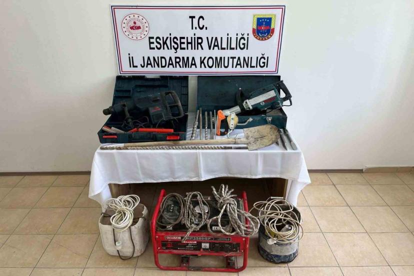 Eskişehir'de Kaçak Defineciler Operasyonla Yakalandı