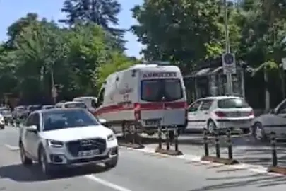 Ambulans Dubalarda Takıldı: Yeni Trafik Düzeni Tartışma Yarattı