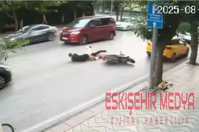 Atatürk Caddesi’nde Motosiklet Kazası: Kasksız Yolcu Facianın Eşiğinden Döndü!