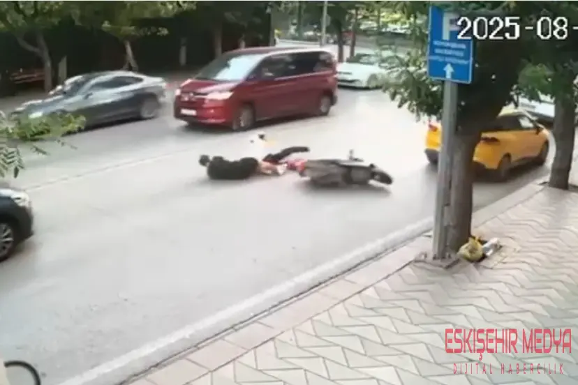 Atatürk Caddesi’nde Motosiklet Kazası: Kasksız Yolcu Facianın Eşiğinden Döndü!