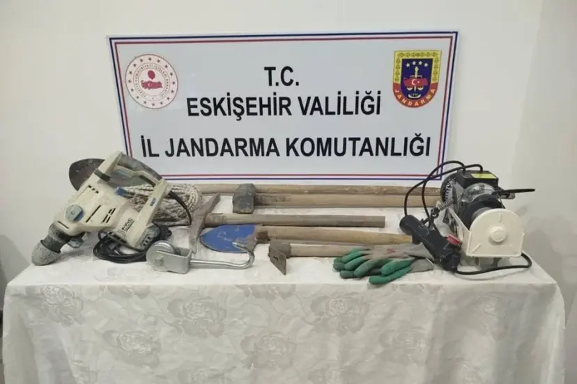 Tarihi Eser Bulmak İçin Bahçede Kaçak Kazı Yapan Şüpheli Yakalandı!