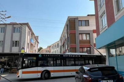 Belediye otobüsü elektrik direğini devirdi