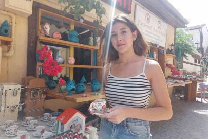 Çini atölyesinde sanatla şekillenen ürünler