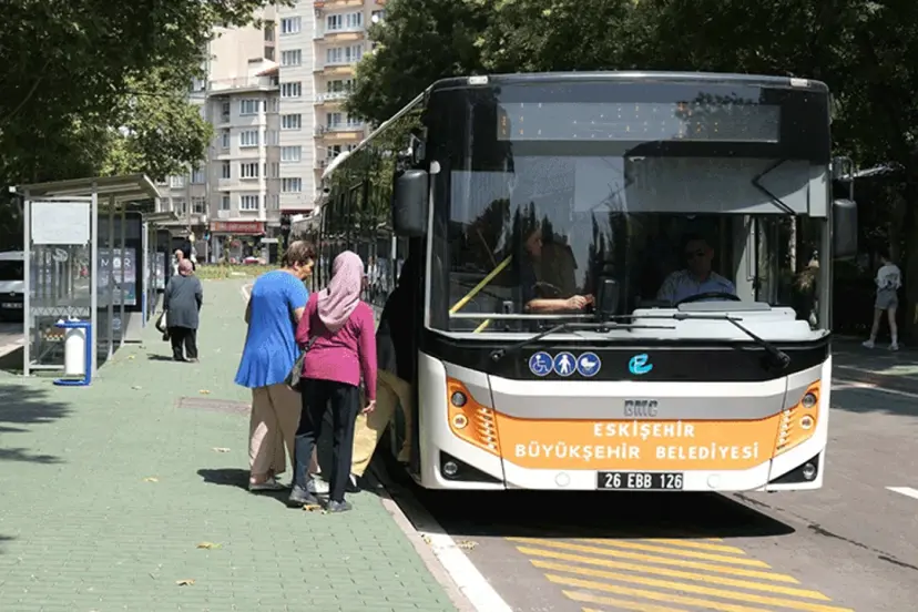 Eskişehir’de Otobüs Krizi: İnönü 1 Bulvarı Durağında Bekleyiş Bitmiyor