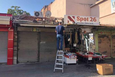 Esnafın çatıdaki kedi sevgisi vatandaşlardan takdir topluyor