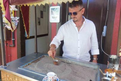 Kızgın kumda kahveyi faklı aromalarla sunuyor