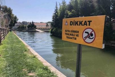 Serinlemek için Porsuk Çayı’na girdi, zabıta ekipleri tarafından çıkarıldı