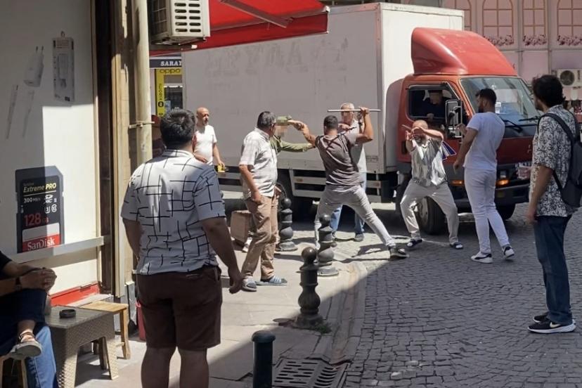 Sopalar,yumruklar! Eskişehir'de yol kapatma kavgası!