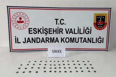 Tarihi eser kaçakçısı çantasındaki sikkelerle yakalandı