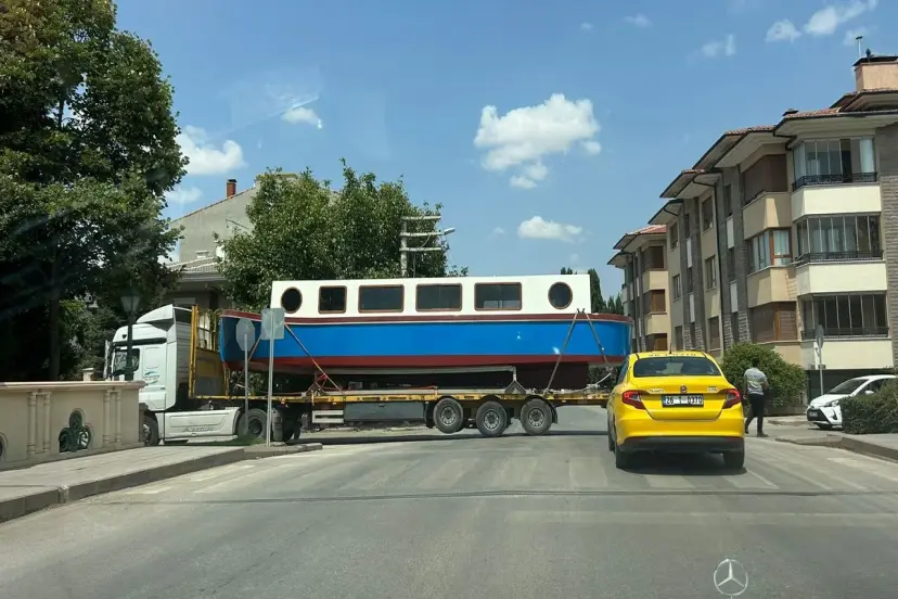 Porsuk’ta Yüzen Restoran mı Geliyor? Gemi Şehirde Görüntülendi