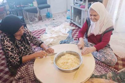 87 YAŞINDAKİ ZEYNEP NİNENİN ÖNDERLİĞİNDE KÜMBET’TE ERİŞTE HAZIRLIĞI!