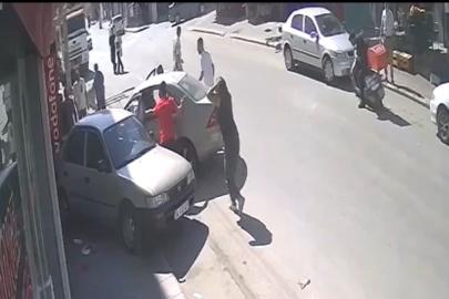 ESKİŞEHİR’DE PARK HALİNDEKİ ARACA ÇARPAN ARAÇ ÇOCUĞU SIKIŞTIRDI!