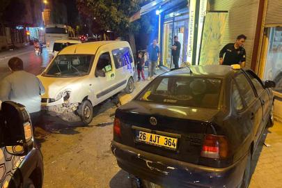 Araçlar çarpıştı, kontrolden çıkan bir araç dükkana girdi!