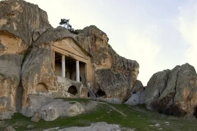 ESKİŞEHİR’İN GİZEMLİ HAZİNESİ: YAZILIKAYA MİDAS ANITI!