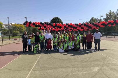 Hayırseverler bin 350 öğrenciye okul eşyaları hediye etti