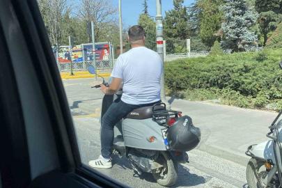 Kafasına takmadığı kaskla motosikletin plakasını kapattı