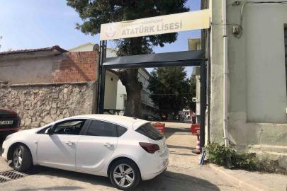 Kamyon kasasının takıldığı okul kapısında zarar oluştu