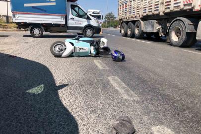 Kamyonetle çarpışmamak için manevra yapan motosiklet devrildi, 2 kişi yaralandı