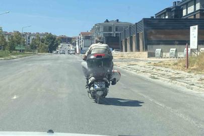 CANINI TEHLİKEYE ATAN SÜRÜCÜNÜN KASK TUTARSIZLIĞI!