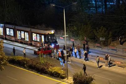 Kontrolden Çıkan Araç Tramvay Yolunu Kapattı