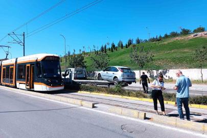 Tramway yoluna giren araba seferleri aksattı!