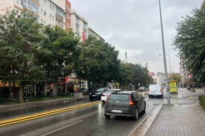 Meteorolojinin uyarısını dikkate almayan vatandaşlar yağmur altında kaldı