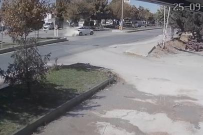 Motosikletle otomobil çarpıştı! Havada metrelerce savrulan motosiklet sürücüsü ağır yaralı!