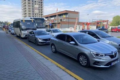 Okulun ilk günü uzun araç kuyrukları oluştu