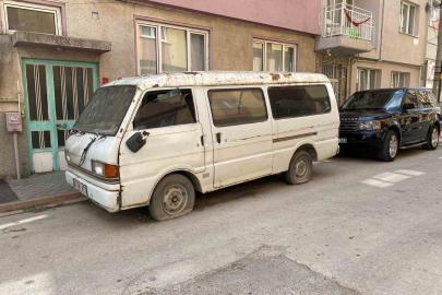 Sokakta terk edilen panelvan araç