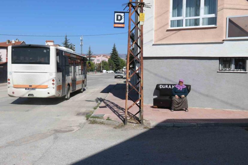 BELEDİYE DURAK YAPMADI, VATANDAŞ KENDİ OTURAĞINI KURDU!